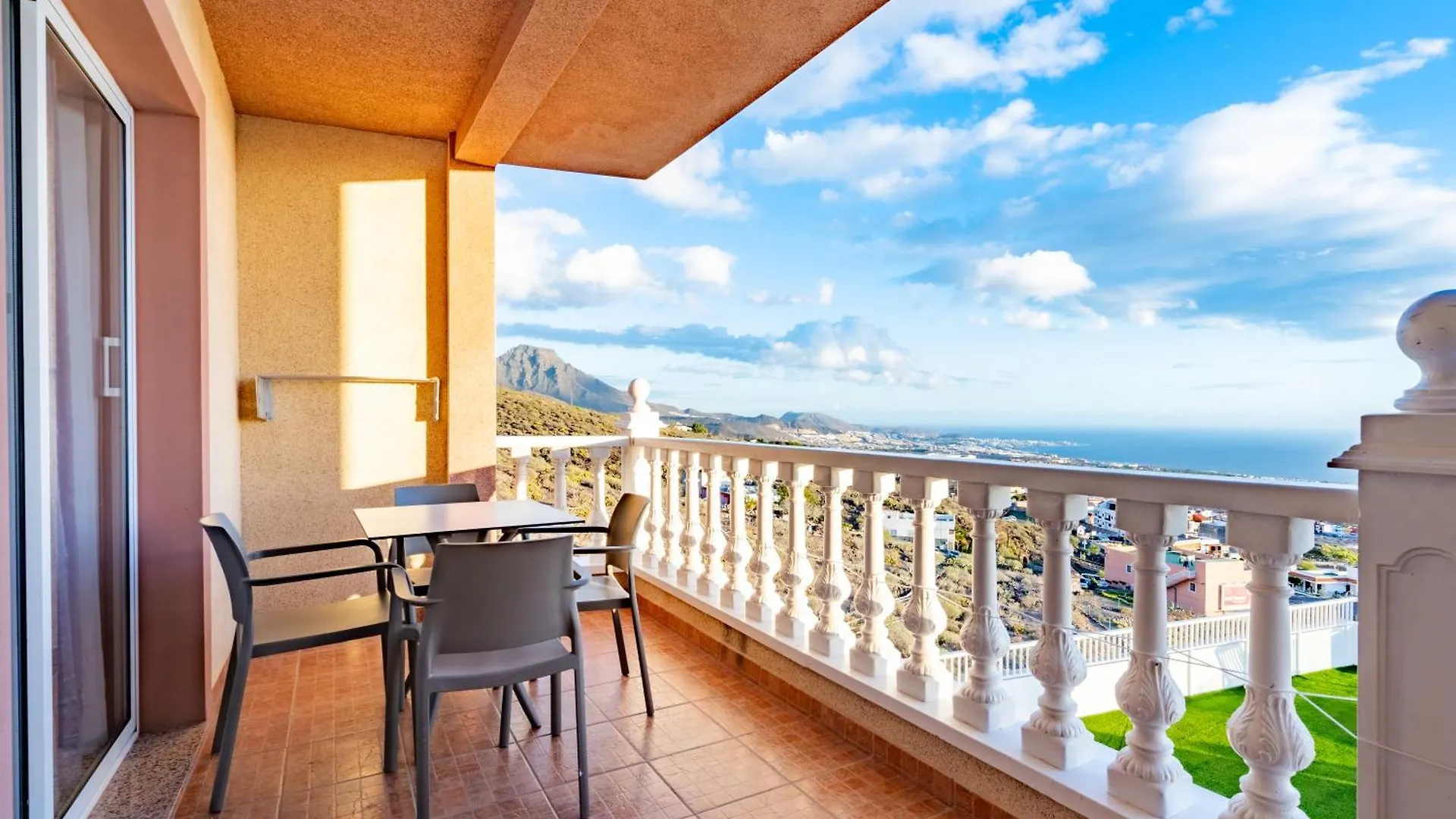 אדחה Los Menores Sea View ספרד